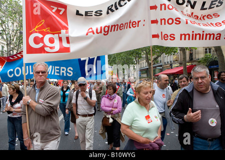 Manifestazione a Parigi contro l'ingiusto la politica sociale e la riforma del sistema pensionistico di Nicolas Sarkozy Foto Stock