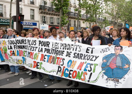 Manifestazione a Parigi contro l'ingiusto la politica sociale e la riforma del sistema pensionistico di Nicolas Sarkozy Foto Stock