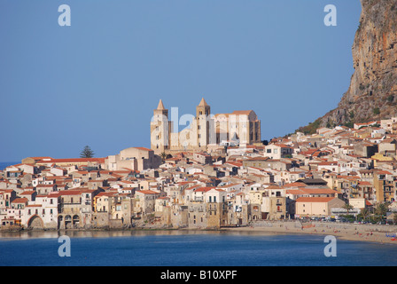 Vista della città e della costa, Cefalu, provincia di Palermo, Sicilia, Italia Foto Stock