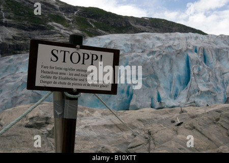 Segnale di avvertimento in corrispondenza del bordo del ghiacciaio Nigardsbreen in Nigard, Jostdalen, Norvegia Foto Stock