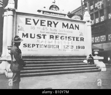 Firmare la lettura di ogni uomo deve registrarsi per WWI servizio 1918. Foto Stock