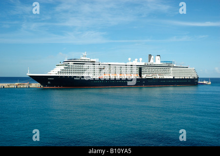 La nave da crociera Noordam ormeggiata in acque blu del porto di Bridgetown, Barbados Foto Stock