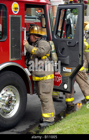 Un vigile del fuoco in una casa di fuoco nel centro di Toledo Ohio Foto Stock