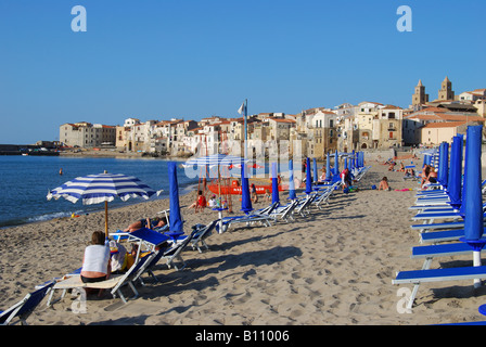 Vista della città e della spiaggia, Cefalu, provincia di Palermo, Sicilia, Italia Foto Stock