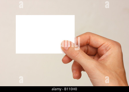 Giovani femmine mano che tiene un bianco business card Foto Stock