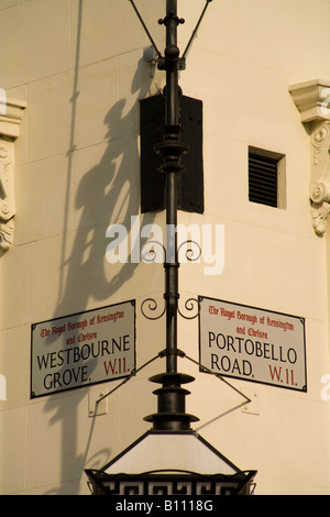 Portobello Road e Westbourne Grove Road indicazioni su un angolo di strada crepuscolo Notting Hill Londra REGNO UNITO Foto Stock