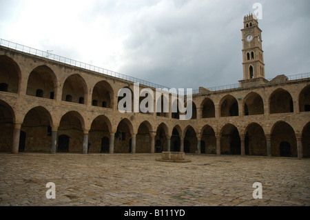 Israele Galilea occidentale acro il Khan al Umdan nella città vecchia la torre dell orologio in background Foto Stock