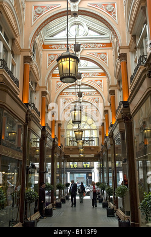 Un shopipng Arcade fuori New Bond Street Foto Stock