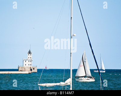 Questo è il lago di area frontale in Milwaukee WI vi sono numerose barche a vela ed un faro anche visibile Foto Stock