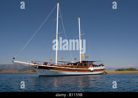 Un caicco turco all'ancora nella baia di Göcek Foto Stock