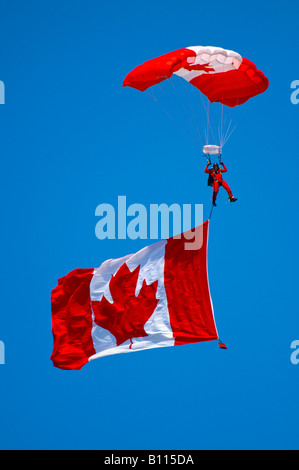 Un membro delle forze canadesi Skyhawks parachute Paracadute del team al Nova Scotia International Air Show. Foto Stock