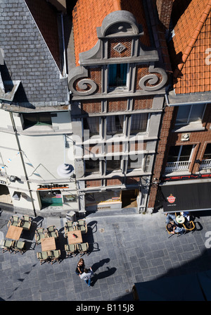 Le persone al di fuori della pavement cafe Tournai Belgio Foto Stock