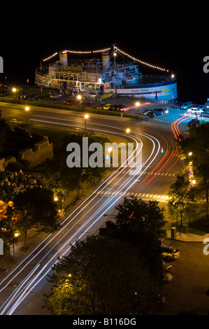 Una lunga esposizione guardando giù nella città vecchia di Quebec City di notte. Foto Stock