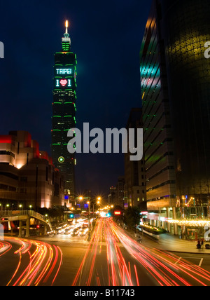 Striature di traffico di notte sotto il Taipei 101. Taipei, Taiwan Foto Stock