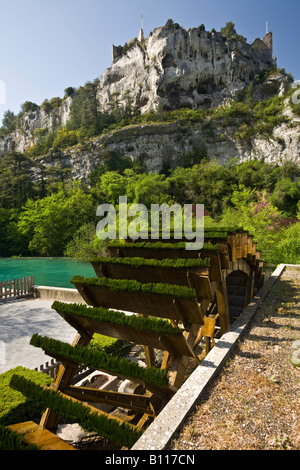 Una ruota a palette in Isle-su-la-Sorgue (Vaucluse - Francia). Roue à aubes dans la ville de l'Isle sur la Sorgue Vaucluse (- Francia). Foto Stock