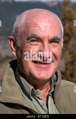 Ritratto di gentiluomo maturo cercando felice al di fuori sulla giornata di sole Foto Stock