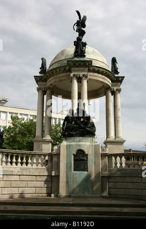 La città di Liverpool, in Inghilterra. La regina Victoria un monumento in corrispondenza della giunzione di Liverpool John, Signore e Castle Street. Foto Stock