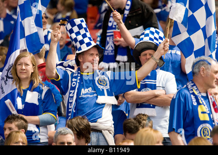 I tifosi di calcio in costume a Scottsh Cup finale all'Hampden Park Glasgow Scotland Regno Unito Foto Stock