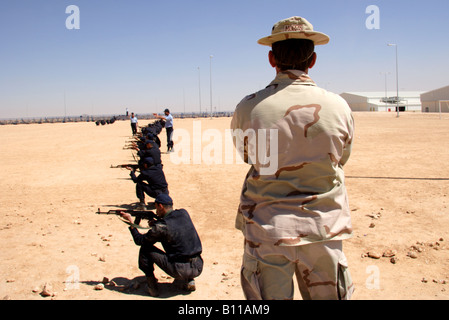 Soldato americano addestramento reclute Irachene della polizia di sparare AK47 Foto Stock