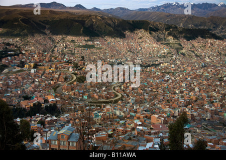 Crepuscolo sopra la città di La Paz e montagne delle Ande in Bolivia Foto Stock