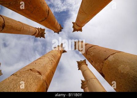 Tempio di Artemide con colonne corinzie rovine di Jerash romano città Decapoli dating da 39 a 76 AD, Giordania, Arabia Foto Stock