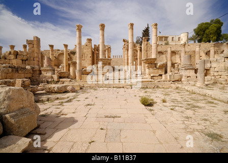 Propylaeum e passi al tempio di Artemide in rovine di Jerash romano città Decapoli dating da 39 a 76 AD Giordania Arabia Foto Stock