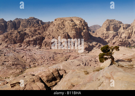 Vista dall'alto luogo del sacrificio Nabataean città antica Petra su uno scenario di montagna Giordania Arabia Foto Stock