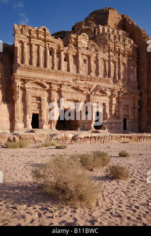 Tomba del palazzo le tombe reali scavate nella parete ovest di al Khubtha Nabataean montagna città antica Petra Giordania Arabia Foto Stock