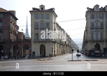 Torino, Via Po, links die Spitze der Mole Antonelliana Foto Stock