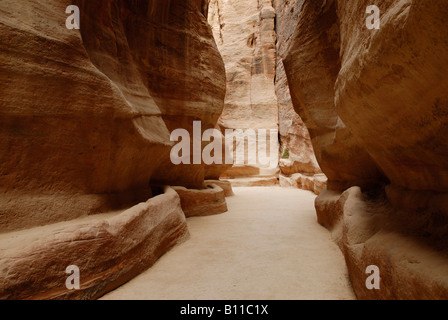 Come Siq o canyon in Nabataean città antica Petra alimentazione idrica alle rocce Giordania Arabia Foto Stock