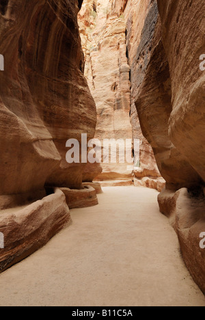 Come Siq o canyon in Nabataean città antica Petra alimentazione idrica alle rocce Giordania Arabia Foto Stock