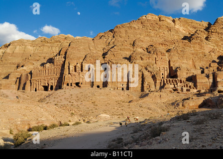 Le tombe reali scavate nella parete ovest di al Khubtha Nabataean montagna città antica Petra Giordania Arabia Foto Stock