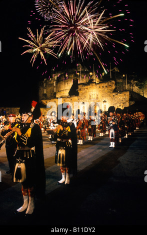 BAGPIPERS MARCHING BAND TATTOO MILITARE EDINBURGH CASTLE ESPLANADE SCOTLAND REGNO UNITO Foto Stock