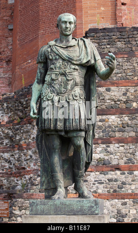 Torino, Porta Palatina, Römisches Stadttor aus dem 1. Jahrhundert, Stadtseite, Kaiserstandbild Foto Stock
