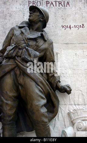 Statua di bronzo di soldato francese, in uniforme, che hanno combattuto nel 1914-1918 Grande Guerra con il pugno chiuso. Imperia, Charente-Maritime Foto Stock