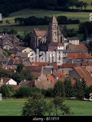 Saint-Seine-l'Abbaye, 'Dortfansicht mit Kirche San Seine Foto Stock