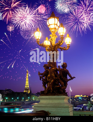 Amorini su candelabri lanterna PONT alexandre III PARIGI FRANCIA Foto Stock