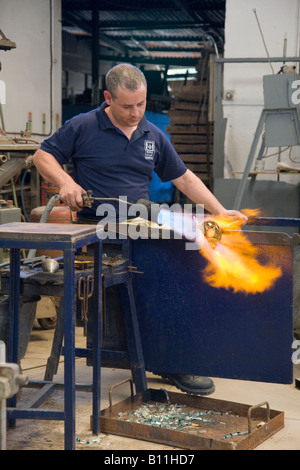 Artigiani locali che soffiano elaborati pezzi d'arte in vetro, Hot & forno & forni. Forni per vetro e produzione di vetro, Ta' Qali Crafts Village, Mdina, Rabat, Malta. Foto Stock