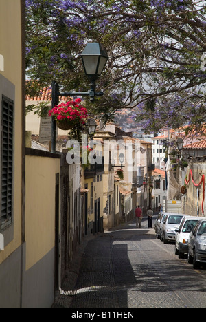 Dh Zona Velha Funchal Madeira turista giovane a piedi attraverso la Città Vecchia stretta viuzza acciottolata Foto Stock