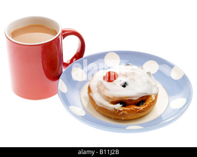 Fresca belga ghiacciata Bun condito con una ciliegia vetrata isolata contro uno sfondo bianco con nessun popolo e un tracciato di ritaglio Foto Stock