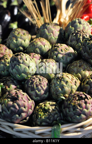 Carciofi freschi in un cestello Foto Stock