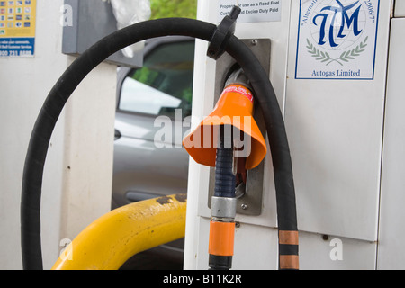 Autogas ugello della pompa nella stazione di riempimento benzina garage UK Gran Bretagna Foto Stock