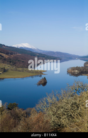 dh Loch Tummel Tay Forest Park STRATHTUMMEL PERTHSHIRE Queensview con Mount Schiehallion Mountain regine vista highlands scozia Foto Stock