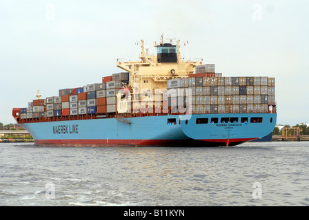 La Maersk Gairloch di Maersk Line lasci il porto sul fiume Hudson nord fiume in New Jersey carico di contenitori Foto Stock