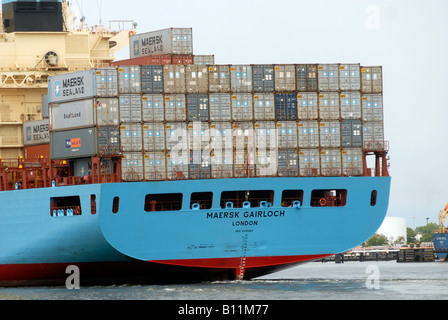 La Maersk Gairloch di Maersk Line lasci il porto sul fiume Hudson nord fiume in New Jersey carico di contenitori Foto Stock