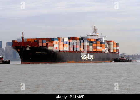 La Essen Express di Hapag Lloyd line lasci il porto sul fiume Hudson nord fiume in New Jersey carico di contenitori Foto Stock