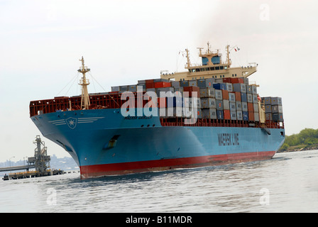 La Maersk Gairloch di Maersk Line lasci il porto sul fiume Hudson nord fiume in New Jersey carico di contenitori Foto Stock