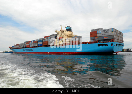 La Maersk Gairloch di Maersk Line lasci il porto sul fiume Hudson nord fiume in New Jersey carico di contenitori Foto Stock