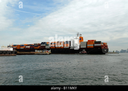 La Essen Express di Hapag Lloyd line lasci il porto sul fiume Hudson nord fiume in New Jersey carico di contenitori Foto Stock