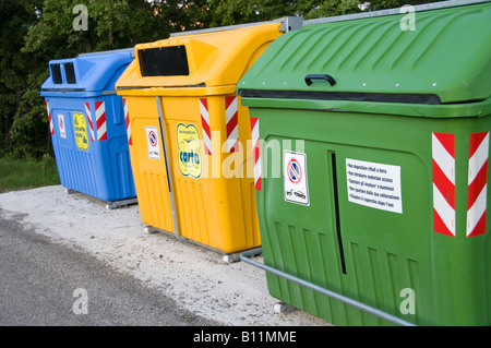 Italian separati contenitori della spazzatura Foto Stock